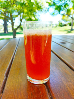 Una foto de Limonada con frutilla y menta