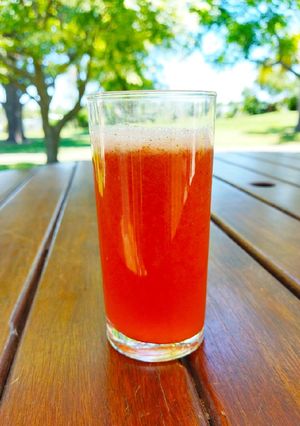 Una foto de Limonada con frutilla y menta