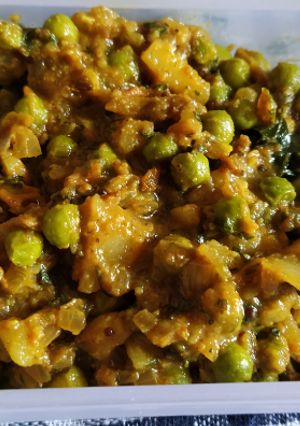 मटार बटाटा भाजी (Matar Batata Bhaji Recipe In Marathi) रेसिपी चे मुख्य फोटो 