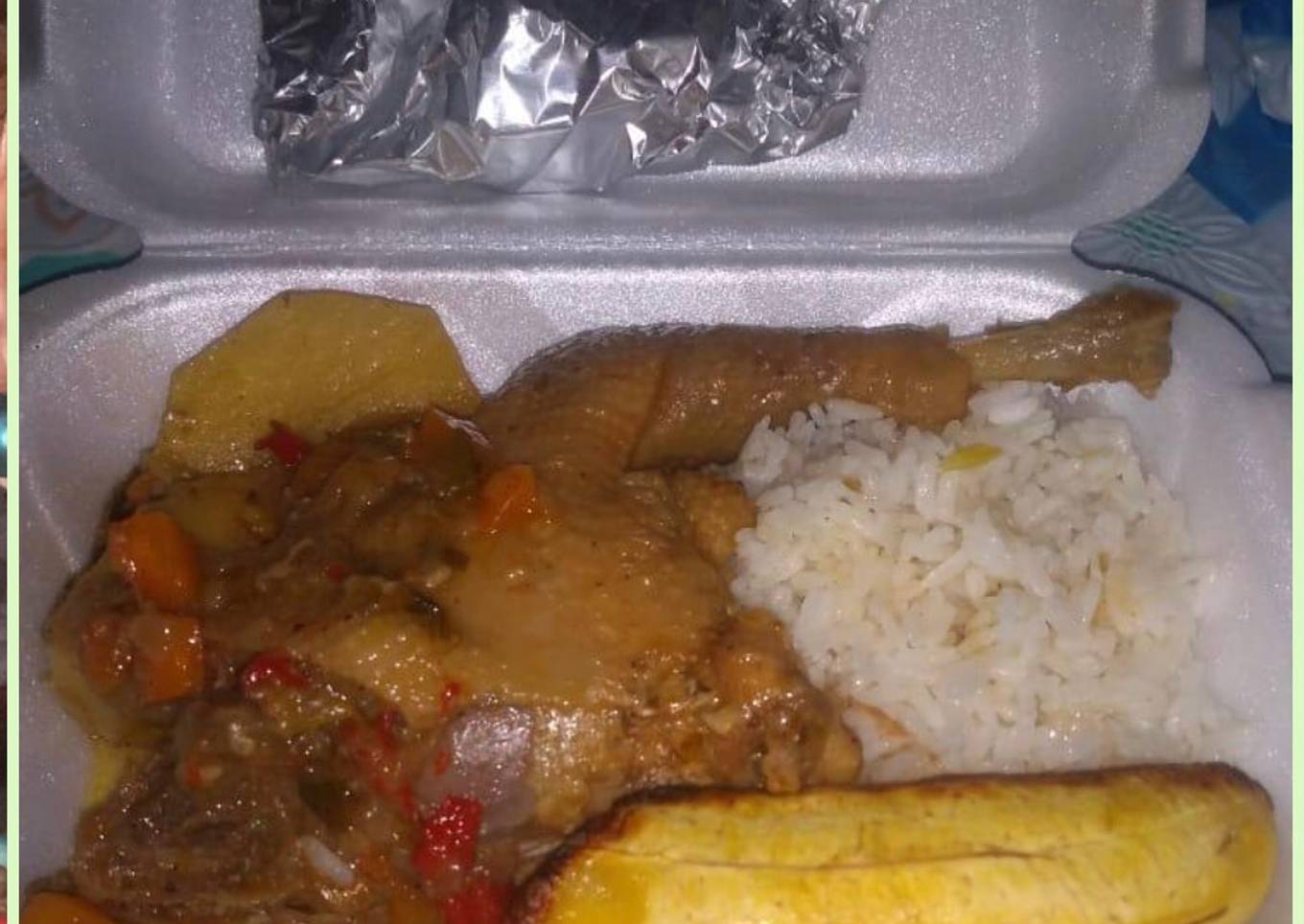 Gallina criolla guisada con plátano amarillo asado para fiambre