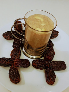 खजूर मिल्क शेक (khajoor milkshake recipe in Hindi) रेसिपी मुख्य फोटो