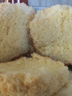 Una foto de Budín de coco y queso crema con crumble