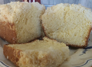 Una foto de Budín de coco y queso crema con crumble