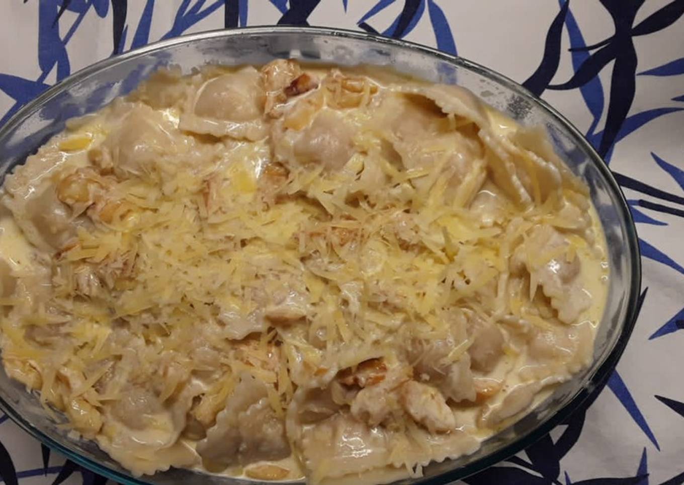 Ravioles de ricota con crema, ajos tostados y vino blanco