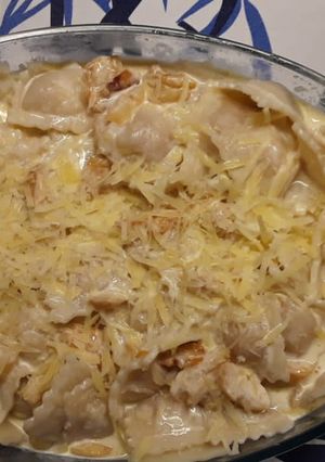 Una foto de Ravioles de ricota con crema, ajos tostados y vino blanco