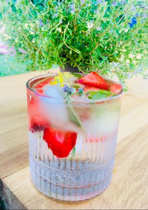 A picture of Herb and Edible Flower Ice cubes 🌿🌱🌷.