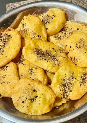 A picture of Aloo puri (bhajiya).