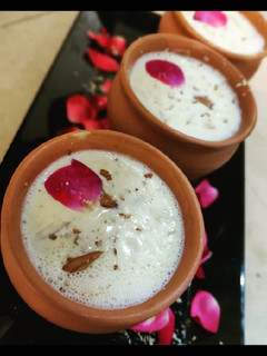 A picture of Elaichi milk.