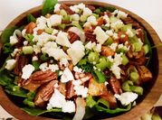 Una foto de ensalada de camote