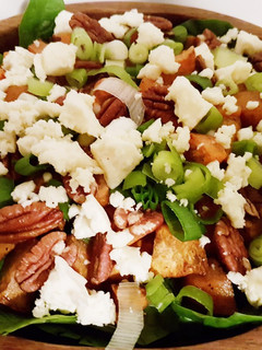 Una foto de Ensalada de batatas horneadas, nueces y queso feta