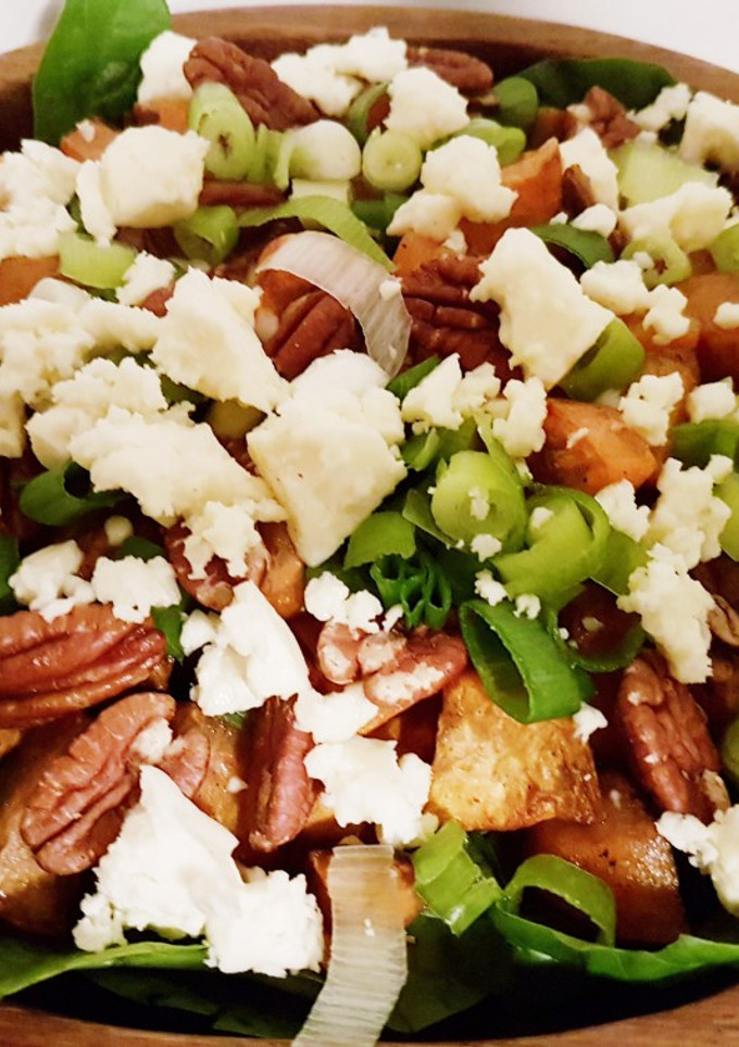 Una foto de Ensalada de batatas horneadas, nueces y queso feta