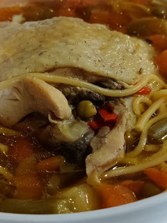 Una foto de Sopa de pollo con macedonia de verduras
