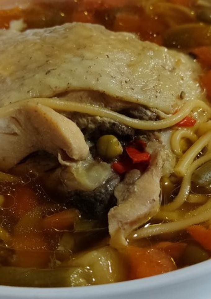 Una foto de Sopa de pollo con macedonia de verduras
