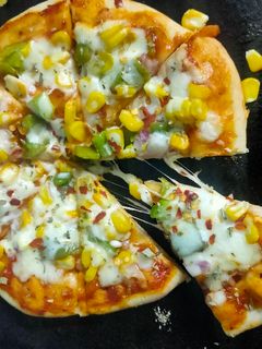 ચીઝ બર્સ્ટ પીઝા (Cheese Brust Pizza Recipe In Gujarati) રેસીપી મુખ્ય ફોટો