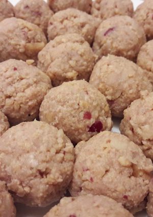 Almás-meggyes mini gesztenyegolyók recept fotója