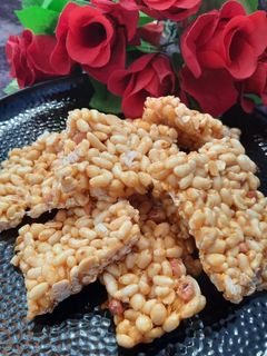 मूंगफली मुरमुरे चिक्की (Moongfali murmure chikki recipe in Hindi) रेसिपी मुख्य फोटो