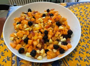 Une photo de Salade de melon et fruits du jardin au jus d’agrumes