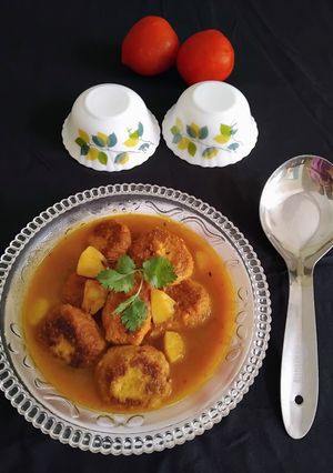 A picture of Chena and Raw Banana Kofta curry.