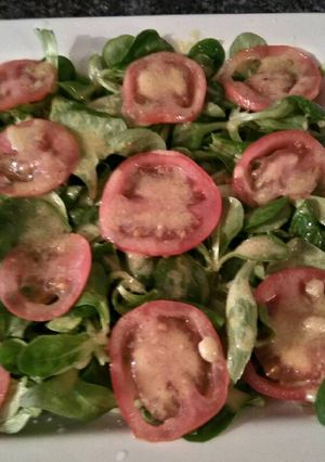 Una foto de Ensalada con salsa de mostaza templada