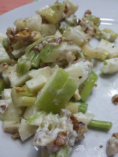 Una foto de Ensalada Warldolf (Apio y manzana)