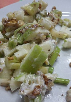 Una foto de Ensalada Warldolf (Apio y manzana)