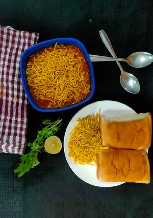 સફેદ વટાણા નું સેવ ઉસળ (White Vatana Sev Usal Recipe In Gujarati) રેસીપી મુખ્ય ફોટો