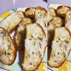 Instant Pizza Hut garlic bread A picture of Instant Pizza Hut garlic bread.
