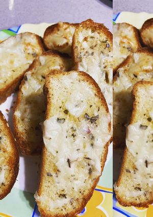 A picture of Instant Pizza Hut garlic bread.
