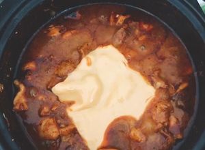 Hình của món Sốt gà cay phô mai.