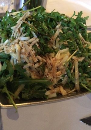 Una foto de Ensalada de rucula para el asado