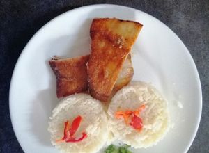 Una foto de Malaya de cerdo con arroz blanco