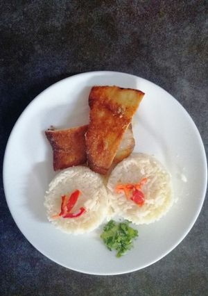Una foto de Malaya de cerdo con arroz blanco