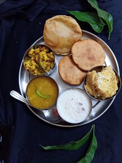 तीज स्पेशल थाली (teej special thali recipe in HIndi) रेसिपी मुख्य फोटो