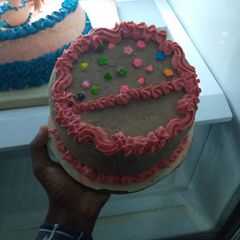 A picture of 7inches birthday cake.