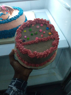 A picture of 7inches birthday cake.