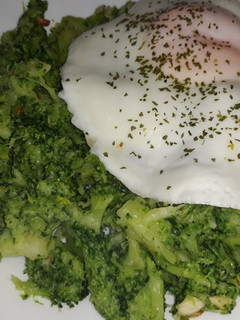 Una foto de Brócoli con huevo