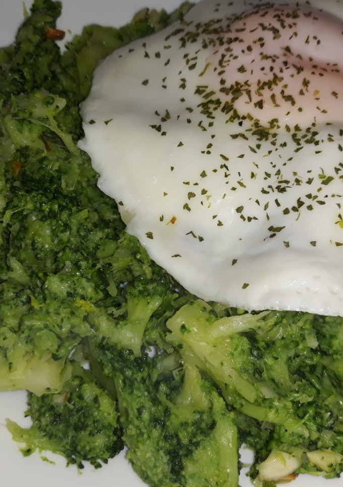 Una foto de Brócoli con huevo