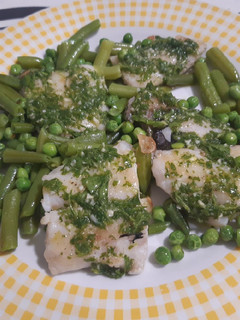 Una foto de Merluza con salsa verde y guarnición de guisantes y habichuelas