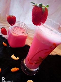 स्ट्रॉबेरी शेक (Strawberry shake recipe in hindi) रेसिपी मुख्य फोटो