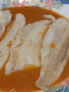Una foto de Filetes de gallo con salsa de aprovechamiento