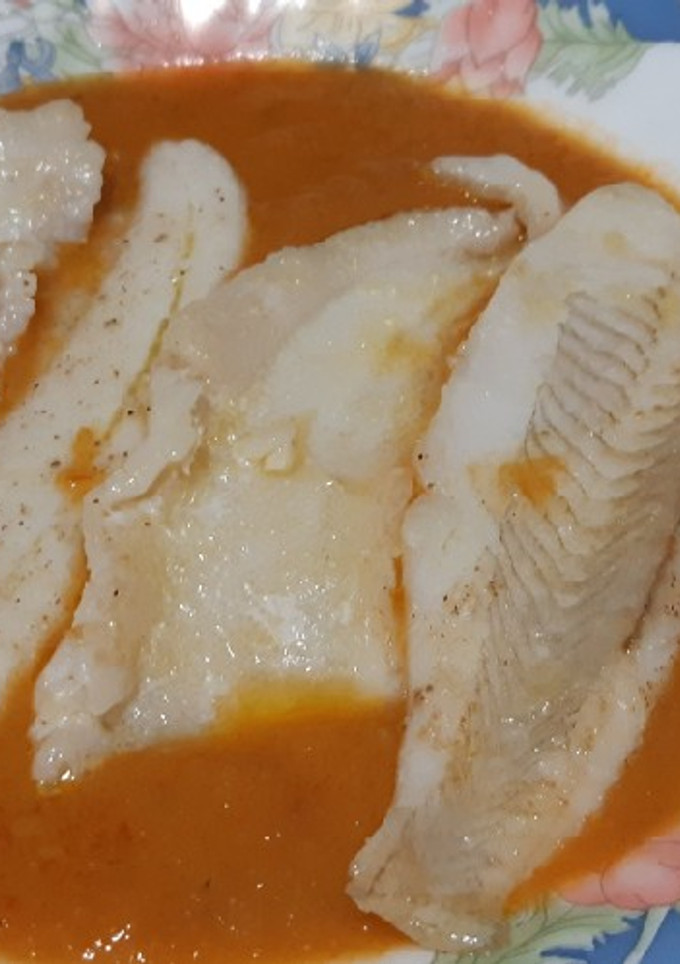 Una foto de Filetes de gallo con salsa de aprovechamiento