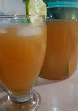 Una foto de Cóctel de té negro con especias y naranja