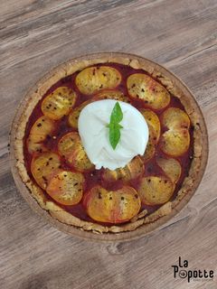 Une photo de Tarte tomate, pesto de fanes de radis et burrata
