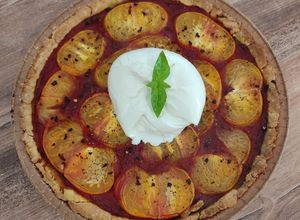 Une photo de Tarte tomate, pesto de fanes de radis et burrata
