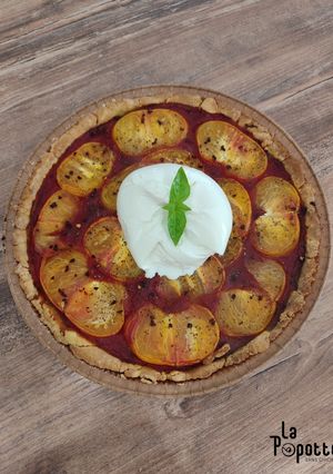 Une photo de Tarte tomate, pesto de fanes de radis et burrata