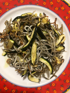 Una foto de Calabacín y gulas en airfryer