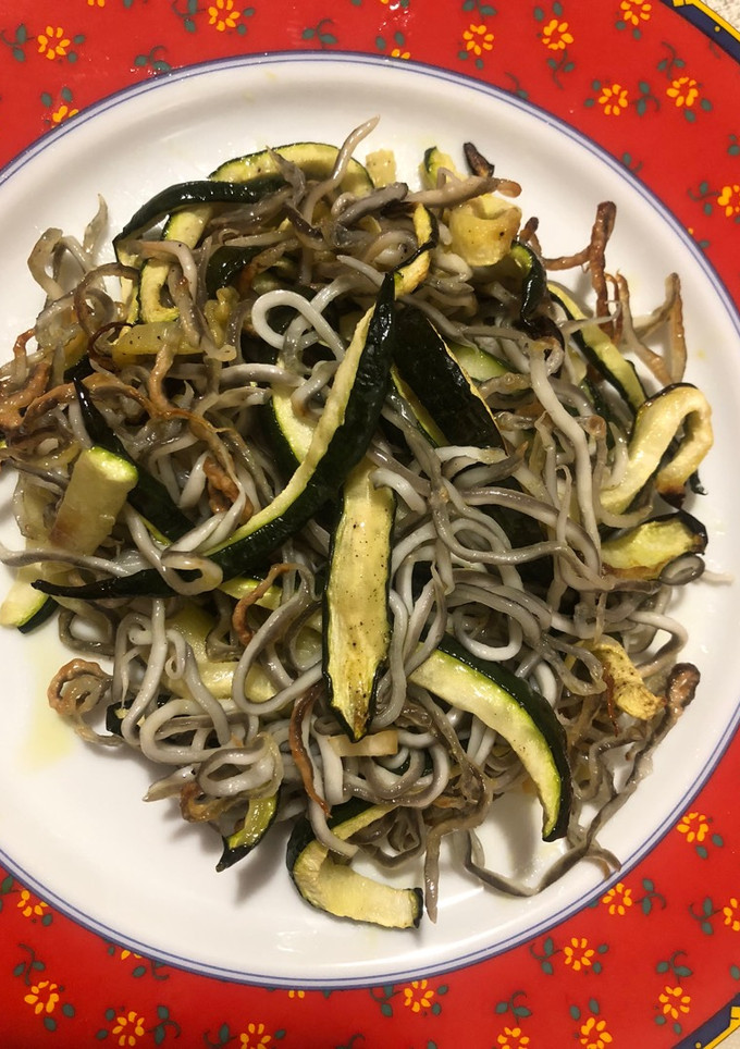 Una foto de Calabacín y gulas en airfryer