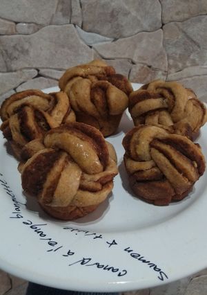 Una foto de Bollos de canela retorcidos 100% integrales