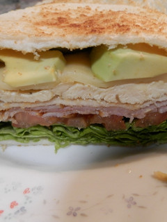 Una foto de Sándwich club de pollo