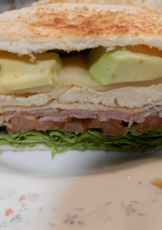Una foto de Sándwich club de pollo